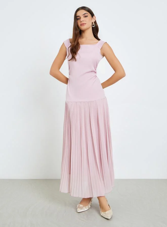 ستايلي فستان طويل بحافة واسعة وكسرات